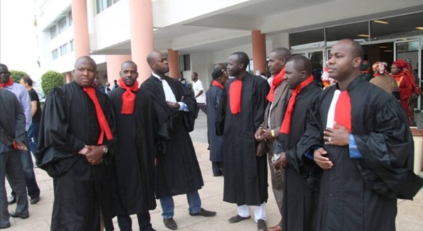 Snobés, les travailleurs de la justice étalent leur colère et menacent… Snobés, les travailleurs de la justice étalent leur colère et menacent…