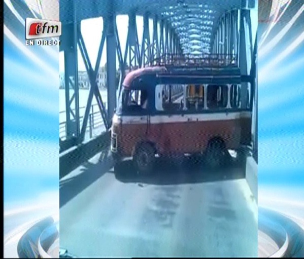 Le chauffeur de car rapide qui a fait demi-tour sur le pont Faidherbe mis aux arrêts Le chauffeur de car rapide qui a fait demi-tour sur le pont Faidherbe mis aux arrêts