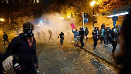 Les manifestations anti-Trump dérapent, un homme touché par balle Les manifestations anti-Trump dérapent, un homme touché par balle