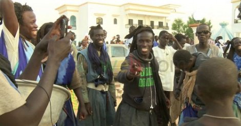 Touba : Une fille s'habille en pantalon jean, un "Baye Fall" s'acharne sur elle Touba : Une fille s'habille en pantalon jean, un "Baye Fall" s'acharne sur elle