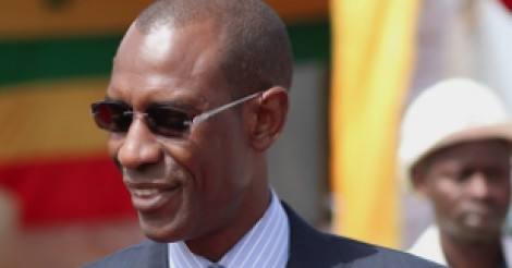 Le ministre Abdoulaye Daouda Diallo refile la carte d’identité biométrique aux femmes voilées Le ministre Abdoulaye Daouda Diallo refile la carte d’identité biométrique aux femmes voilées