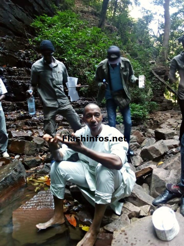 La Prière d'Abdoul Mbaye à la Cascade de Dindefélo