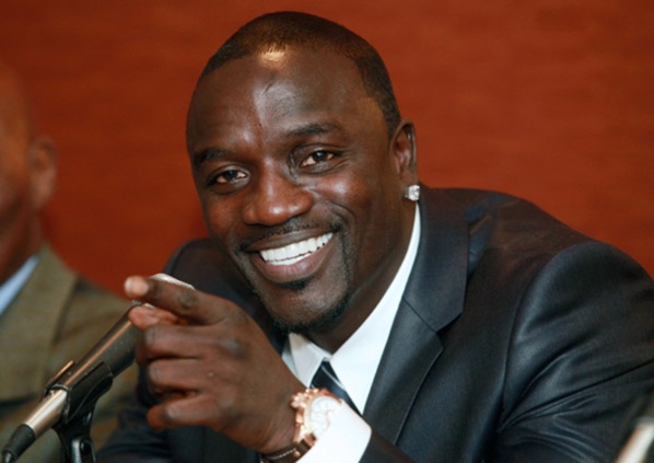 À Bamako, Akon inaugure une usine de lampadaires solaires