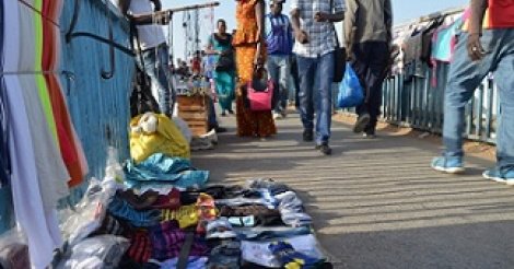 Indiscipline : Un marché encombrant sur la passerelle de la Patte d’Oie Indiscipline : Un marché encombrant sur la passerelle de la Patte d’Oie
