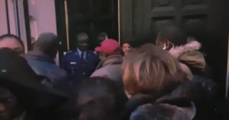 Ambassade du Sénégal à Paris: Macky Sall évacué suite à une opération coup de poing de l'opposition Ambassade du Sénégal à Paris: Macky Sall évacué suite à une opération coup de poing de l'opposition