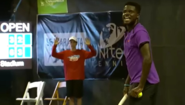 VIDEO - Un match de tennis interrompu par un couple en plein ébat