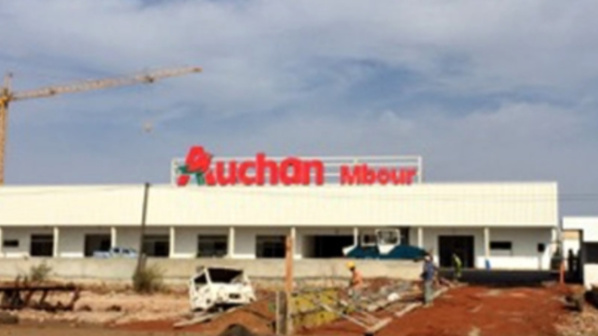 Acte de vandalisme à Mbour : Le panneau lumineux « Auchan » brûlé