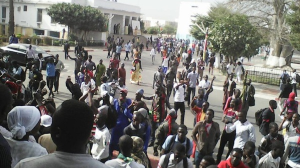 UCAD : Les étudiants bloquent l’Avenue Cheikh Anta Diop pour exiger leurs bourses de fin d’année