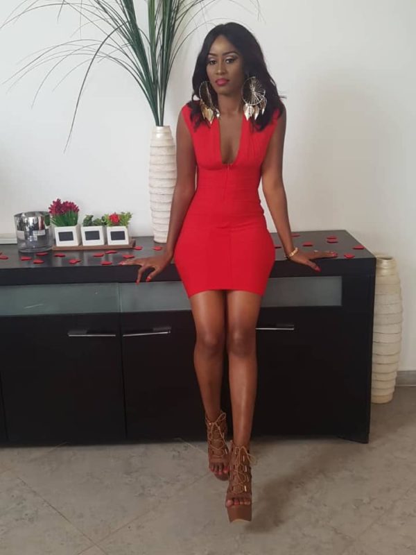 Images : Admirez la robe sexy de Queen Biz