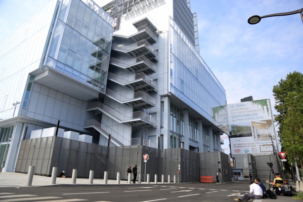 Paris : Un immigré se suicide en se jetant des étages du tribunal après une décision de reconduite a la frontière