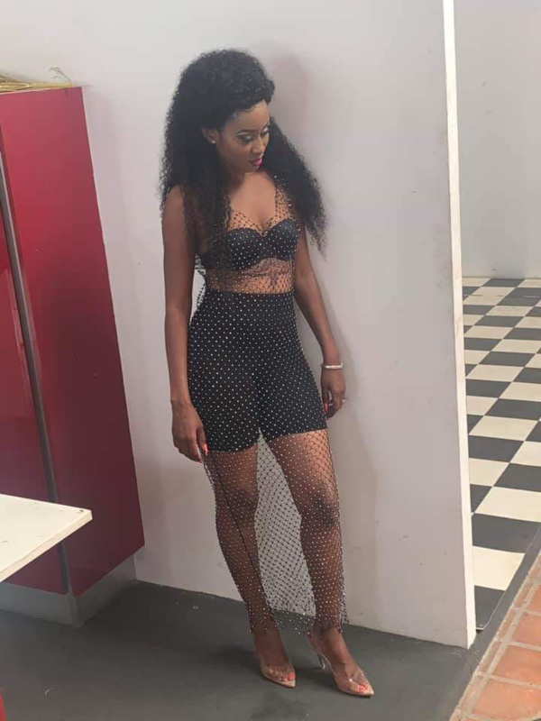 Queen Biz affole la toile avec sa robe "Mille trous" Queen Biz affole la toile avec sa robe "Mille trous"