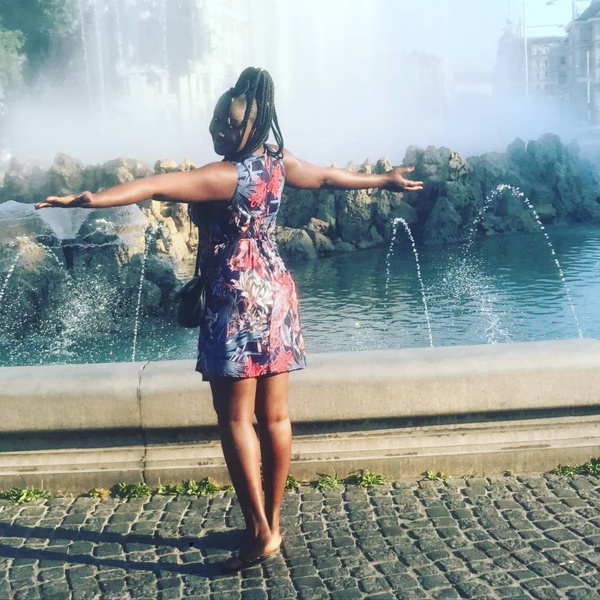 Photos : L’artiste Maréma très heureuse dans les bras de son époux