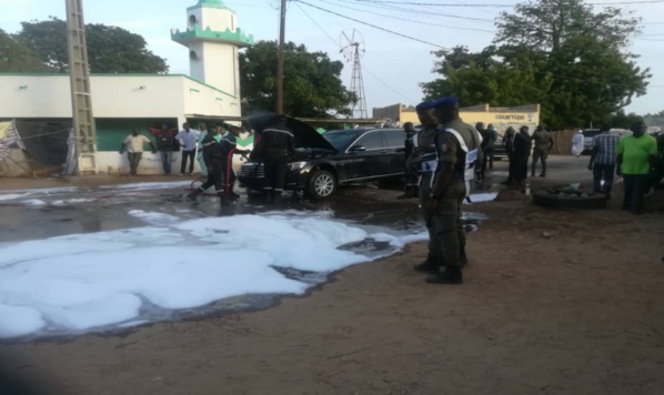Nguéniène : Le véhicule de Macky prend feu, le président extirpé...