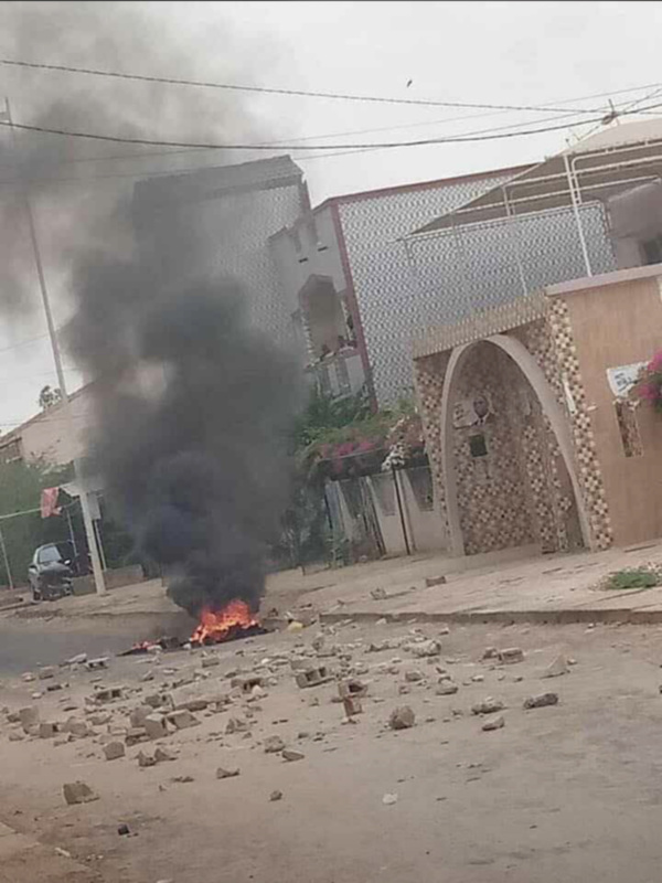 Fatick : De jeunes apéristes mettent le feu devant le domicile du président Macky SALL