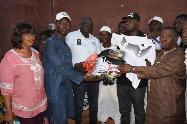 Ziguinchor : L'Inspecteur Seydou Sané offre des équipements sportifs à 15 ASC de la ville