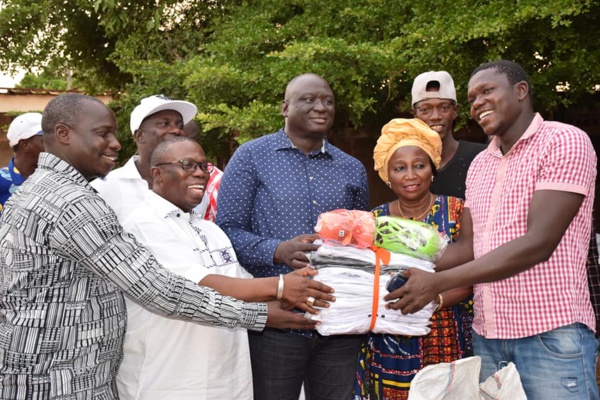 Ziguinchor : L'Inspecteur Seydou Sané offre des équipements sportifs à 15 ASC de la ville Ziguinchor : L'Inspecteur Seydou Sané offre des équipements sportifs à 15 ASC de la ville