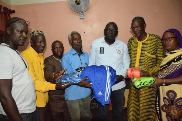 Ziguinchor : L'Inspecteur Seydou Sané offre des équipements sportifs à 15 ASC de la ville Ziguinchor : L'Inspecteur Seydou Sané offre des équipements sportifs à 15 ASC de la ville