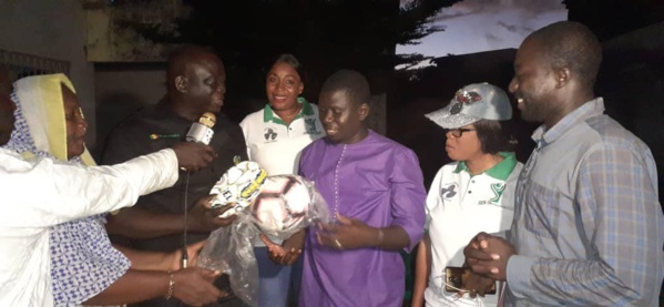 Ziguinchor : L'Inspecteur Seydou Sané offre des équipements sportifs à 15 ASC de la ville