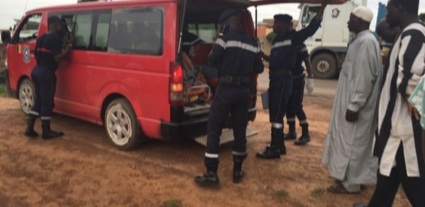 Keur Socé : Un chauffeur de « 7 places » perd le contrôle du volant, tue une dame et blesse une jeune fille Keur Socé : Un chauffeur de « 7 places » perd le contrôle du volant, tue une dame et blesse une jeune fille