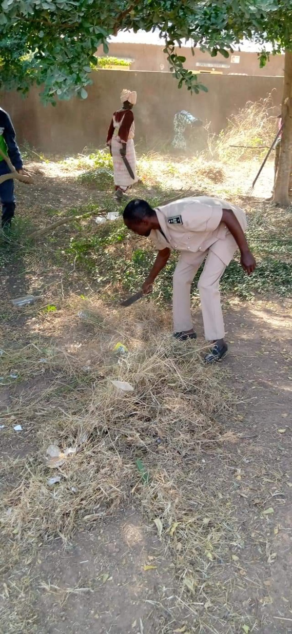 Cleaning day Oukout Le sous préfet de LoudiaWolof et son adjoint dans