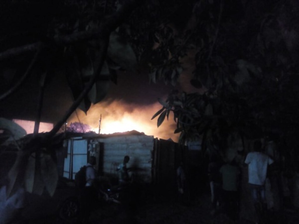 Castor : Un violent incendie ravage un parc sur la route de la Sodida 