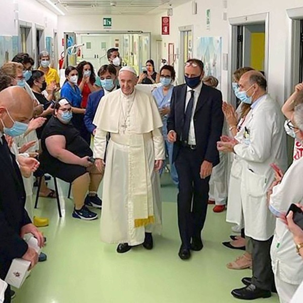 Le pape François quitte l'hôpital après son opération