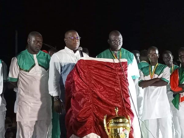 Ziguinchor : Un joueur, une parcelle. Le cadeau royal du Maire au Casa-Sport et à... Ziguinchor : Un joueur, une parcelle. Le cadeau royal du Maire au Casa-Sport et à...