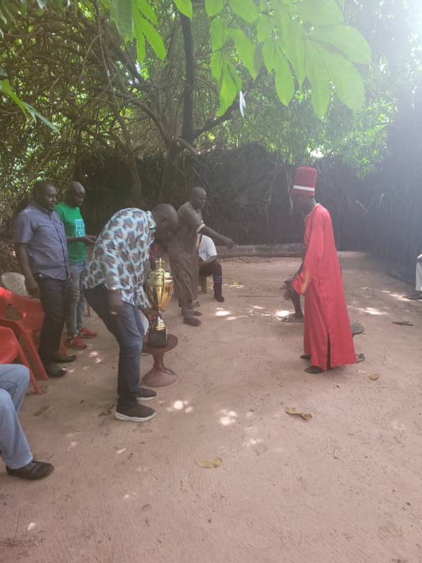 Le Casa-Sport présente son trophée aux rois d'Oussouye Le Casa-Sport présente son trophée aux rois d'Oussouye