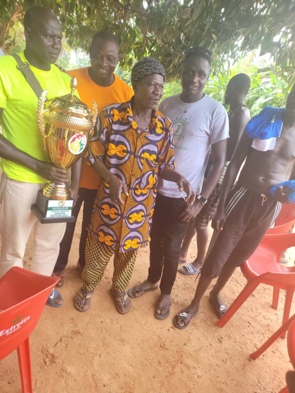 Le Casa-Sport présente son trophée aux rois d'Oussouye Le Casa-Sport présente son trophée aux rois d'Oussouye
