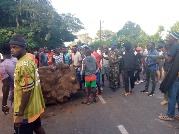 Ziguinchor : Les populations de Djibelor ont barré la route pour exiger des ralentisseurs