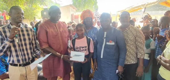Ziguinchor : Seydou Sane prime les 10 meilleurs élèves de CM2 de l'école élémentaire Birame Bèye