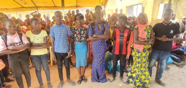 Ziguinchor : Seydou Sane prime les 10 meilleurs élèves de CM2 de l'école élémentaire Birame Bèye