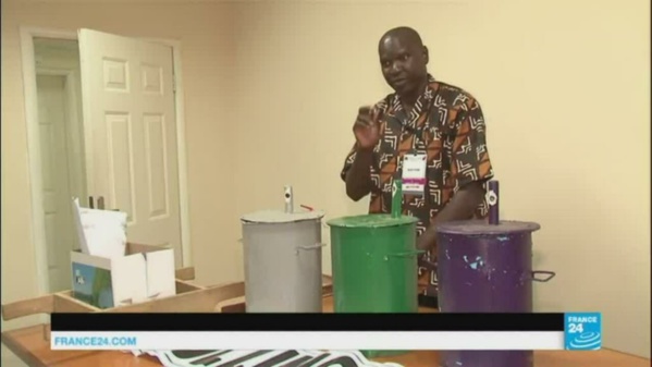 Présidentielle en Gambie: quand le bulletin de vote est remplacé par une bille en cristal