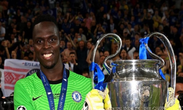 Mendy vient d'être sacré Champion du Monde avec Chelsea !