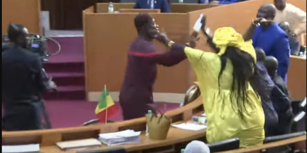 Affaire Amy Ndiaye : Les conséquences judiciaires de la “fuite” des deux députés incriminés Affaire Amy Ndiaye : Les conséquences judiciaires de la “fuite” des deux députés incriminés