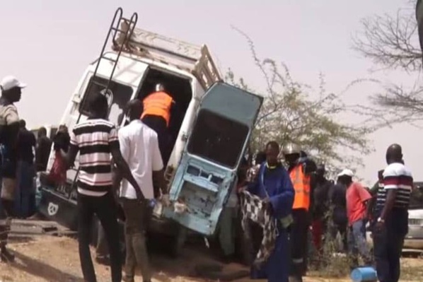 Axe Louga-Saint-Louis : Une collision entre un car et un camion fait 20 morts et plusieurs blessés Axe Louga-Saint-Louis : Une collision entre un car et un camion fait 20 morts et plusieurs blessés
