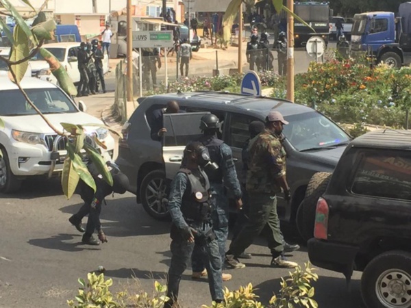 Ousmane Sonko arrêté et conduit vers une destination inconnue