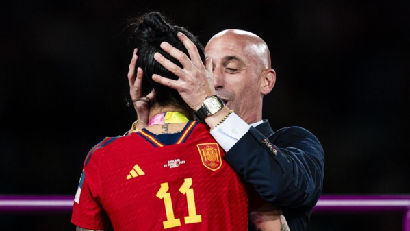 Baiser forcé : Le patron du foot espagnol suspendu par la Fifa