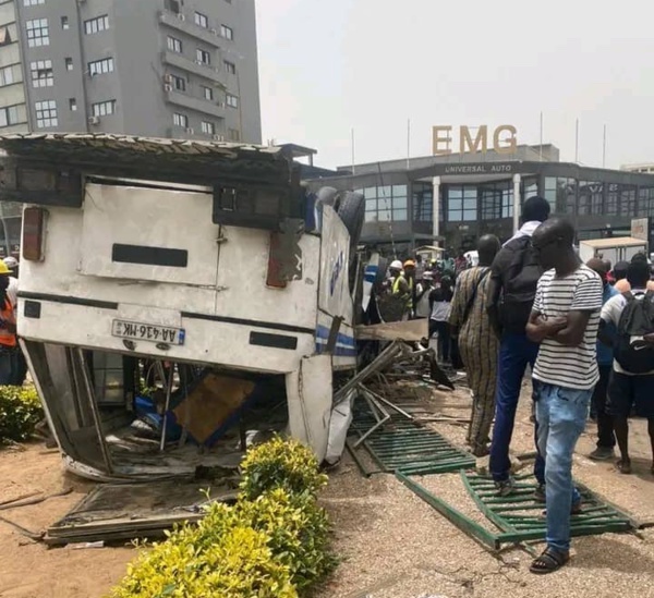 Accident de bus au rond-point EMG : un mort et une vingtaine de blessés Accident de bus au rond-point EMG : un mort et une vingtaine de blessés