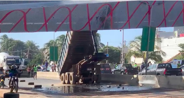 Yoff- Un camion heurte la passerelle de Tonghor