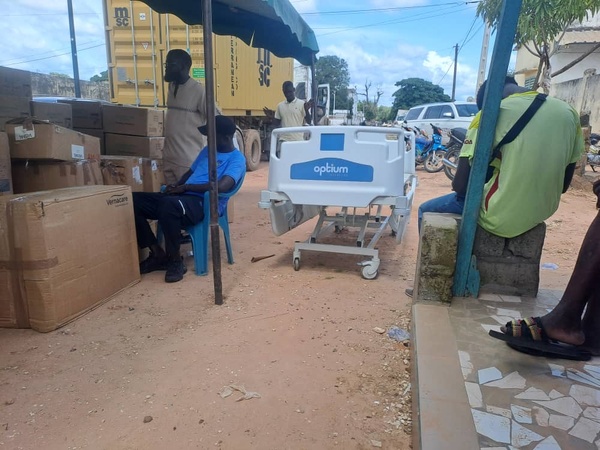 Keur-Madiabel : un don médical du maire Abdoulaye Diatta et une vaste mobilisation citoyenne Keur-Madiabel : un don médical du maire Abdoulaye Diatta et une vaste mobilisation citoyenne