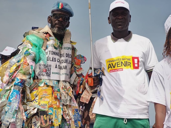 Dakar : Une grande marche pour la justice climatique Dakar : Une grande marche pour la justice climatique
