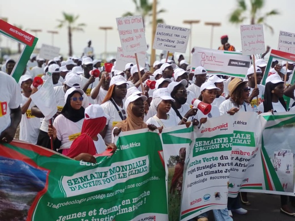 Dakar : Une grande marche pour la justice climatique Dakar : Une grande marche pour la justice climatique