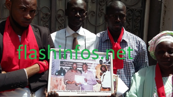 SIT-IN DEVANT LE SIEGE DE L’APR : Les arabophones républicains dénoncent une « trahison » de Macky SIT-IN DEVANT LE SIEGE DE L’APR : Les arabophones républicains dénoncent une « trahison » de Macky