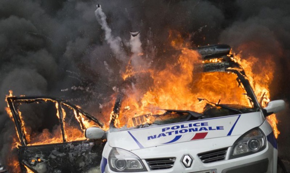 Voiture de police incendiée à Paris : un 6e suspect mis en examen pour "tentative de meurtre" et écroué
