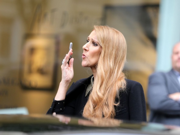 Céline Dion, chic dans les rues de Paris avec ses jumeaux Eddy et Nelson (Photos)