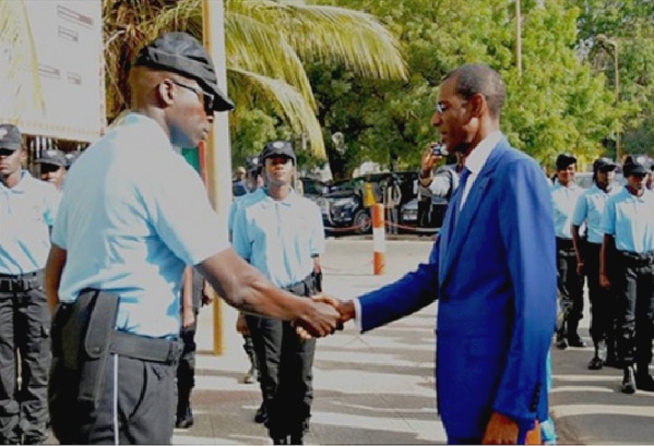 PRIMATURE : Un Asp corrige un gendarme PRIMATURE : Un Asp corrige un gendarme