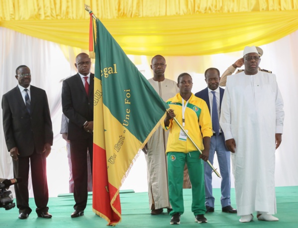 J.O RIO 2016 : Macky remet le drapeau national aux athlètes