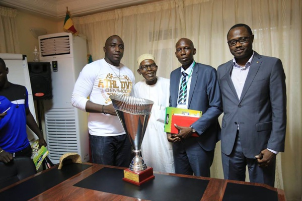 LAC DE GUIERS PRESENTE SON TROPHEE A JEAN PIERRE SENGHOR DU PRODAC (Images)