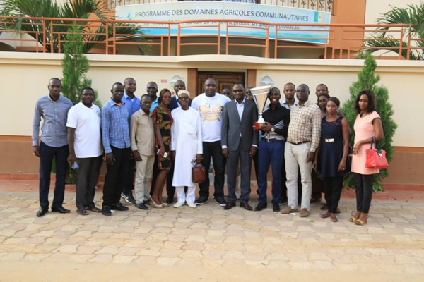 LAC DE GUIERS PRESENTE SON TROPHEE A JEAN PIERRE SENGHOR DU PRODAC (Images)